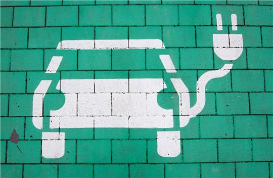 Sieben große Autohersteller wollen in Nordamerika ein Ladenetz für E-Autos aufbauen.
