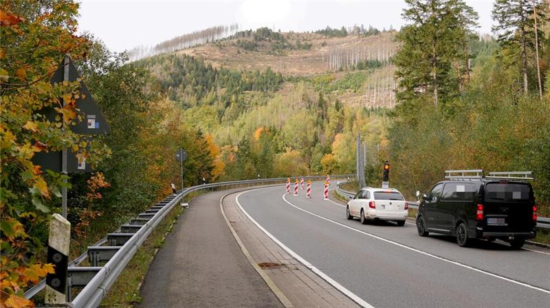 Siebenmal stehen Autos auf der Strecke zwischen Oker und der Altenauer Brauerei an Baustellenampeln.