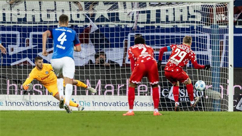 „Scheißtag für alle“: Kiel unterliegt auswärtsstarkem Mainz Siebtes Saisontor: Der Mainzer Jonathan Burkardt verwandelt den Handelfmeter sicher.