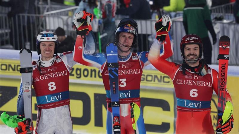 Slalom-Ass Straßer zum Start geschlagen - „Winter ist lang“ Sieger Clement Noel (Mitte) jubelt mit dem zweitplatzierten Henrik Kristoffersen (links) und Loic Meillard.