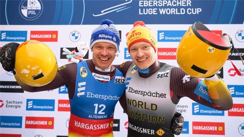 Sieger Max Langenhan (r) und der Zweitplatzierte Felix Loch jubeln im Ziel.