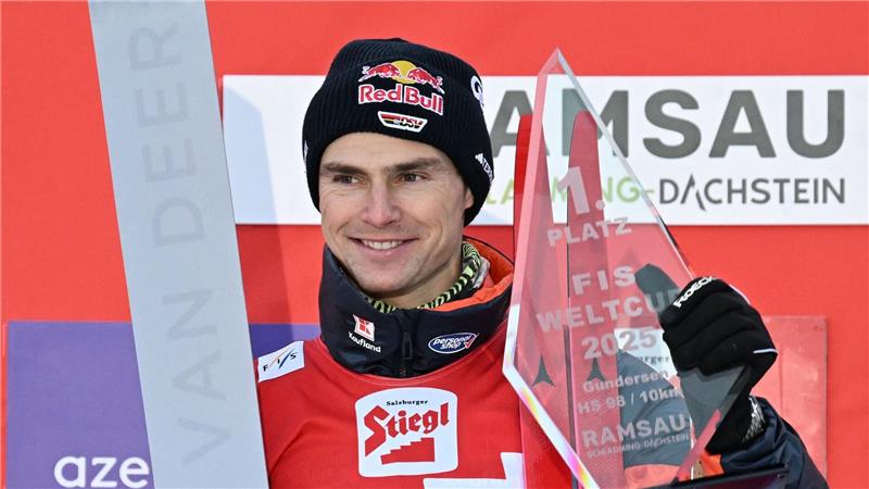Sieger Vinzenz Geiger aus Deutschland steht beim Weltcup in Ramsau nach dem Gundersen Langlauf Wettbewerb über 10 km der Männer auf dem Podium - er bescherte den deutschen nordischen Kombinierern den ersten Saisonsieg
