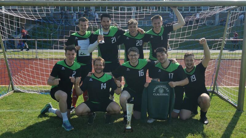 TU Clausthal siegt beim Fußballturnier der Hochschulen Sieger des Turniers: Die Mannschaft ist stolz auf ihre Leistung.