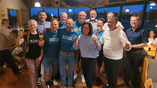 Eine Gruppe von Menschen, die sich freuen. Das Bild zeigt die Wahlsiegerin Stefanie Hertampf (CDU), Bad Harzburgs erste Bürgermeisterin, mit ihren Parteifreunden.