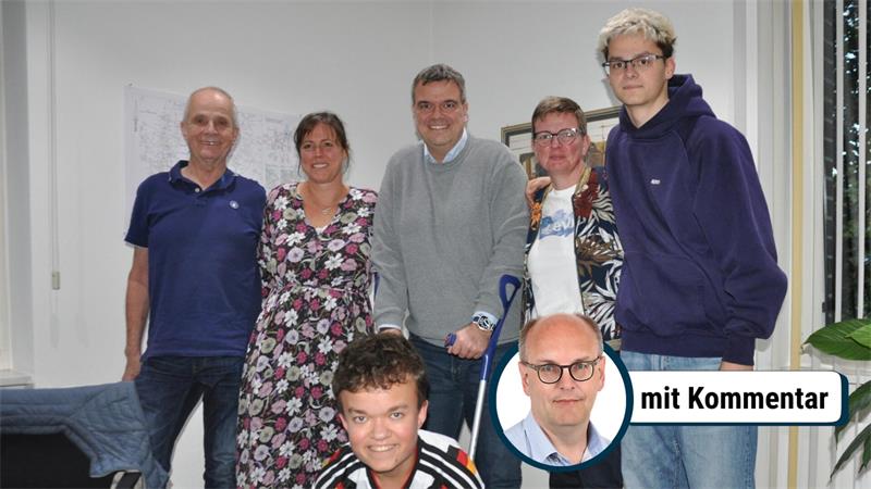 Fünf Personen stehen nebeneinander in einem Raum, darunter ein Mann mit Krücken und ein junger Mann mit Kapuzenpullover, dazu ein rundes Bild mit einem Mann und dem Text 'mit Kommentar'