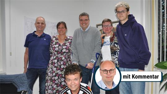 Fünf Personen stehen nebeneinander in einem Raum, darunter ein Mann mit Krücken und ein junger Mann mit Kapuzenpullover, dazu ein rundes Bild mit einem Mann und dem Text 'mit Kommentar'