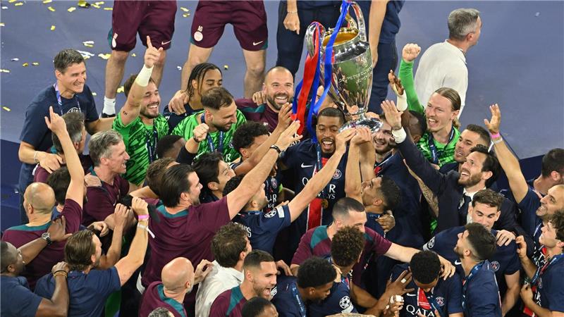 „Erst der Anfang“: Paris demütigt Inter und holt Henkelpott Siegerfoto mit dem silbernen Pokal.