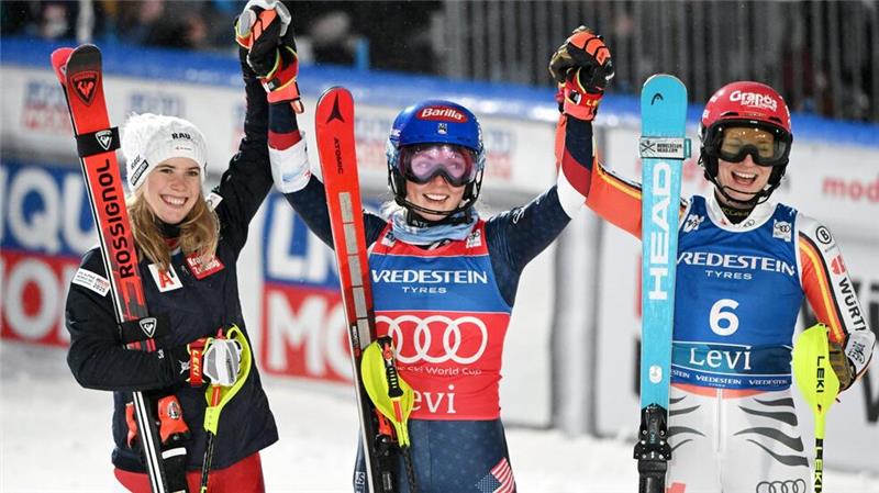 Weltcup: Slalomfahrerin Dürr wird Dritte in Levi Siegerin Mikaela Shiffrin (Mitte), Katharina Liensberger (links) und Lena Dürr auf Platz drei (rechts) jubeln in Levi.