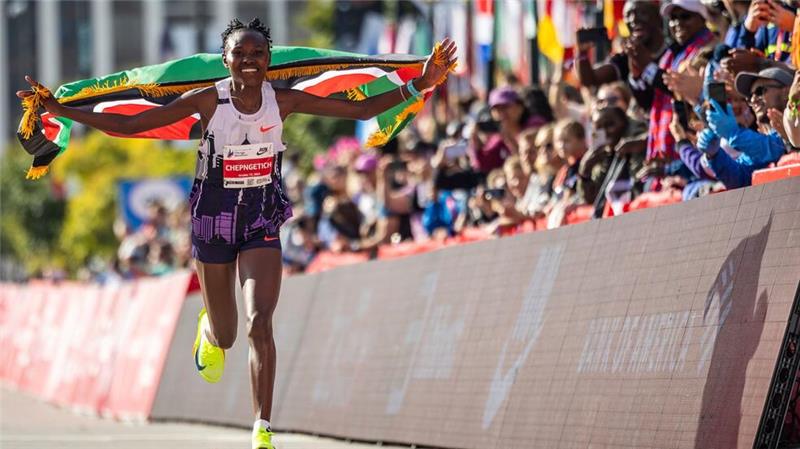 Kenianerin Chepngetich stößt in neue Marathon-Dimension vor Siegerin Ruth Chepngetich.