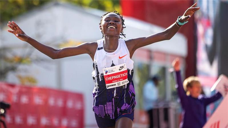 Kenianerin Chepngetich stößt in neue Marathon-Dimension vor Siegerin Ruth Chepngetich.