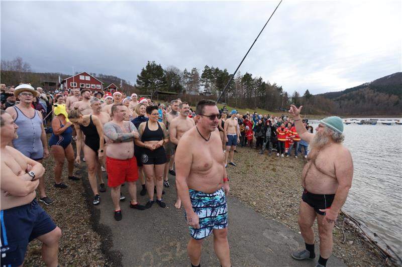 Im Video: So stürzen sich die Mutigen ins kühle Nass Siegfried Dörr gibt das Kommando: Gleich stürzen sich die Schwimmer in die Fluten. In diesem Jahr treten 94 Mutige den Gang ins kühle Nass an. Knapp 600 Besucher sind Augenzeugen des Schauspiels. Fotos: Neuendorf