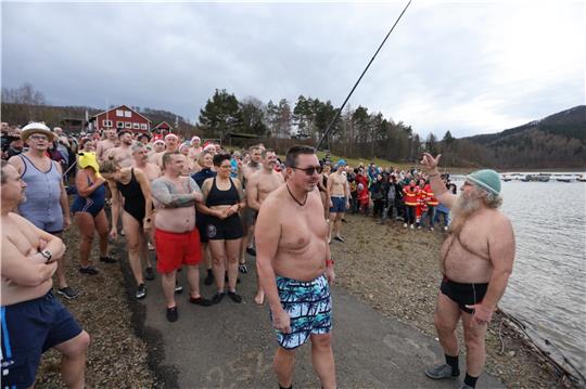 Siegfried Dörr gibt das Kommando: Gleich stürzen sich die Schwimmer in die Fluten. In diesem Jahr treten 94 Mutige den Gang ins kühle Nass an. Knapp 600 Besucher sind Augenzeugen des Schauspiels. Fotos: Neuendorf