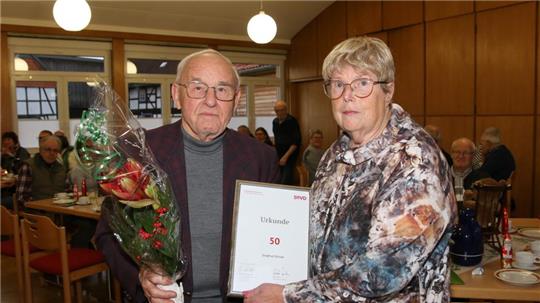 Siegfried Schulz aus Döhren ist seit 50 Jahren Mitglied im SoVD. Heidi Wendt gratuliert.