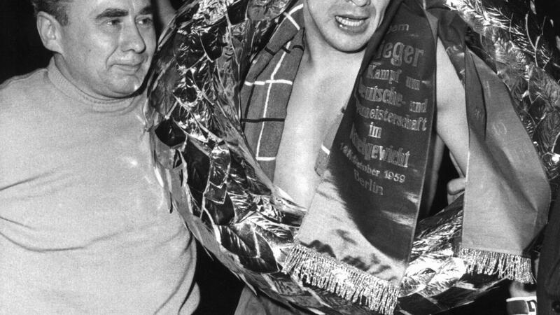 Boxer-Idol „Bubi“ Scholz - vom Star zum Todesschützen Siegreich reckt Gustav „Bubi“ Scholz nach einem gewonnen Europameisterschaftskampf die Faust - neben ihm sein Trainer Lado Taubeneck.