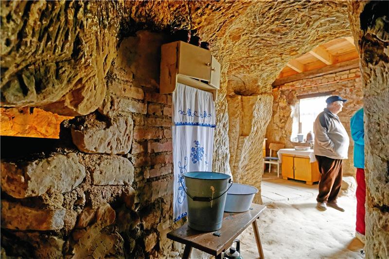 Sieht behaglich aus, war aber alles andere als komfortabel: Duschen und Baden war Luxus, so etwas gab es in den Höhlenwohnungen von Langenstein nicht. Ein Eimer mit Wasser und eine Schüssel mussten ausreichen. Fotos: Drechsler