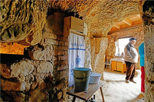 Sieht behaglich aus, war aber alles andere als komfortabel: Duschen und Baden war Luxus, so etwas gab es in den Höhlenwohnungen von Langenstein nicht. Ein Eimer mit Wasser und eine Schüssel mussten ausreichen. Fotos: Drechsler