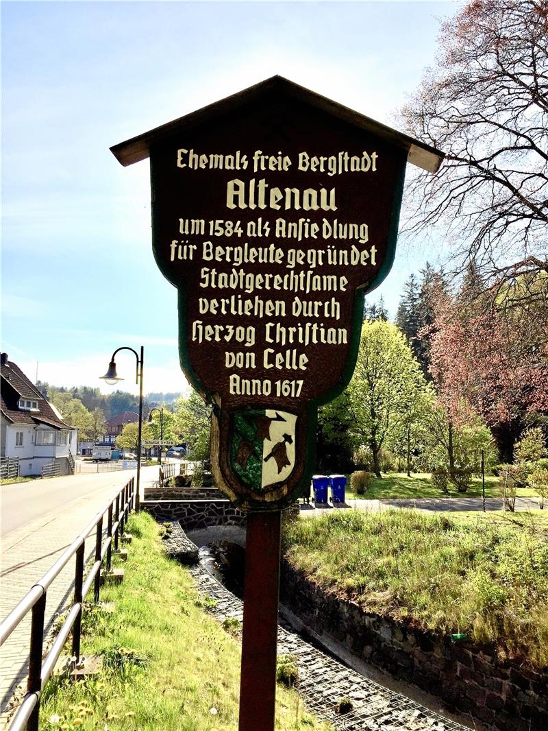 Sieht fast aus wie früher, ist aber günstiger: neues Ortsschild in Altenau.  Fotos: Privat