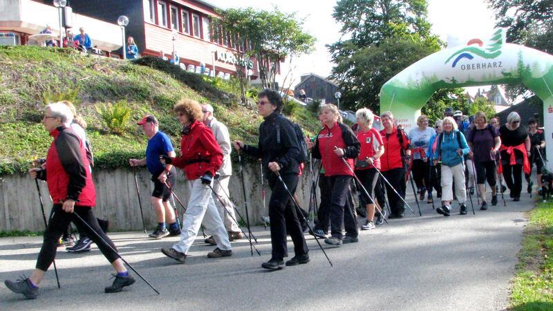 Oberharzer Nordic-Aktiv-Cup: Auf vier Strecken um St. Andreasberg Sieht immer wieder gut aus: Der Start am Kurhaus lockt in den verschiedenen Kategorien jeweils Dutzende von Teilnehmern an.