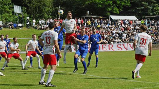 Sieht richtig nach großem Fußball aus: Die FG Vienenburg und der SV Wendessen spielen in Gebhardshagen vor toller Kulisse.