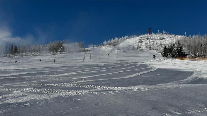 Die Wurmbergseilbahn-Gesellschaft beschneit die Hänge am Hexenritt.