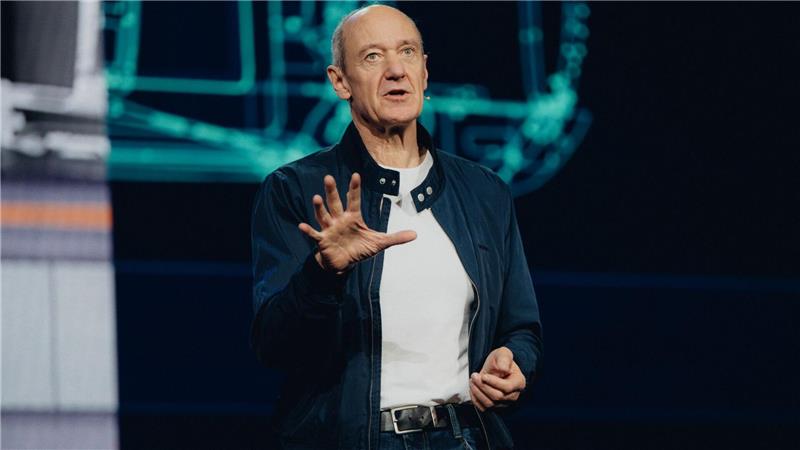 Siemens-CEO Roland Busch eröffnet mit seiner Keynote-Ansprache die Technikmesse CES 2026 und kündigt mehrere Initiativen zum KI-Einsatz in der Industrie an.