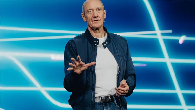 Siemens-CEO Roland Busch kündigt auf der Technikmesse CES 2026 mehrere Initiativen zum KI-Einsatz in der Industrie an.