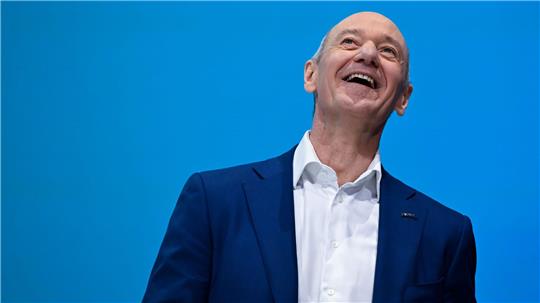 Siemens-Chef Roland Busch hat Grund zur Freude: Geschäftszahlen und Aktienkurs entwickeln sich gut.