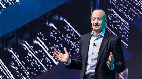 Siemens hat unter Konzernchef Roland Busch das dritte Jahr in Folge mit einem Rekordgewinn beendet.