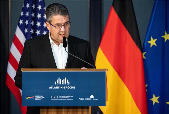 Sigmar Gabriel (SPD), Vorstandsvorsitzender der Atlantik-Brücke, begrüßt bei einer gemeinsamen Veranstaltung vom German Marshall Fund, dem American Council on Germany, der Atlantik-Brücke und dem Aspen Institute in der Berlin-Brandenburgischen Akademie der Wissenschaften der US-amerikanischen Außenminister. Der Vorstand der Atlantik-Brücke trifft sich nun in Goslar. Foto: Bernd Von Jutrczenka/dpa