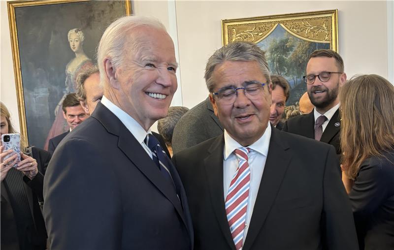 Sigmar Gabriel, Vorsitzender der Atlantik-Brücke, trifft US-Präsident Joe Biden beim Staatsbesuch in Berlin.