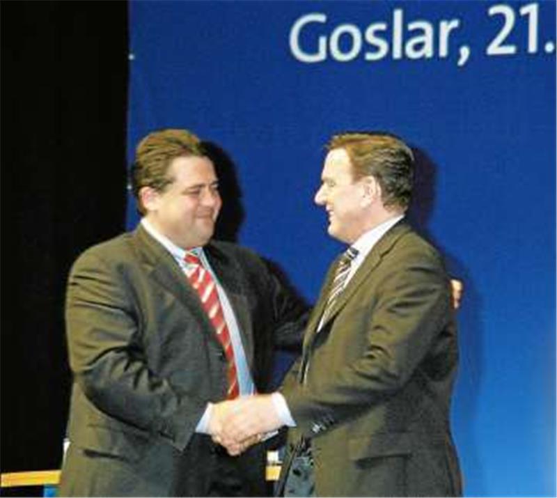 Sigmar Gabriel und Gerhard Schröder 2003 im Odeon
