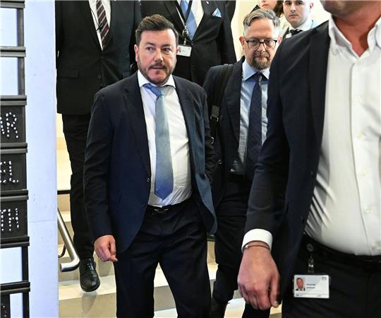 Signa-Gründer René Benko (l.) trifft mit seinem Anwalt Norbert Wess im Parlament ein.
