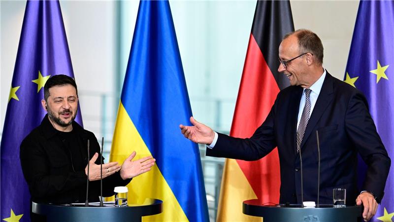 Trump warnt Putin vor schwerwiegenden Konsequenzen Signal an Putin und Trump: Kanzler Friedrich Merz demonstriert beim Auftritt mit dem ukrainischen Präsidenten Wolodymyr Selenskyj freundschaftliche Nähe.