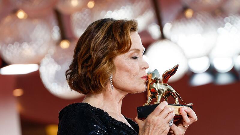 „Ein Team von Giganten“ - Filmfest Venedig eröffnet Sigourney Weaver wurde mit der Filmreihe „Alien“ bekannt.