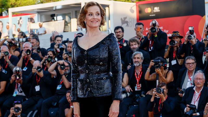 „Ein Team von Giganten“ - Filmfest Venedig eröffnet Sigourney Weavers Ankunft am Teppich wird von Dutzenden Fotografen begleitet.