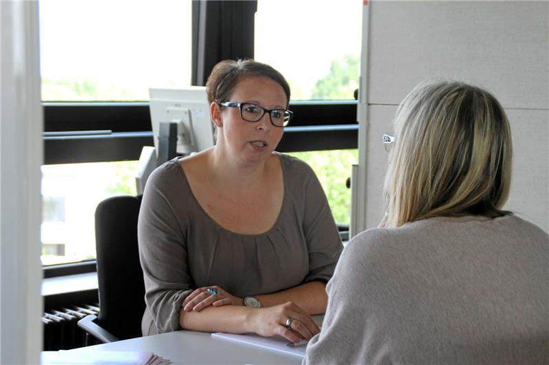 Sigrid Strecke (li.) vom Familien- und Kinderservicebüro des Landkreises Goslar erklärt einer Arbeitssuchenden in kurzer Zeit die Anforderungen einer Arbeitsstelle beim Kreis.  Foto: Pagenkemper