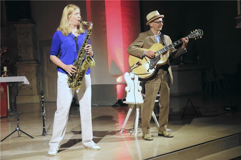 Sigrun Krüger und Ulli Kiehm swingen als Duo „Zuckerhut“ in St. Stephani. Fotos: Zietz/Hartmann