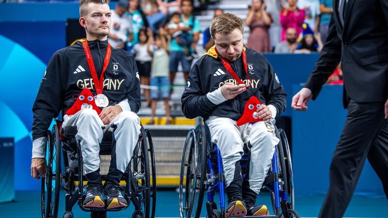 Trotz Silber: Enttäuschung an der Platte - Schäfer Vierter Silber für das Tischtennis-Doppel Thomas Schmidberger (l) und Valentin Baus (r).