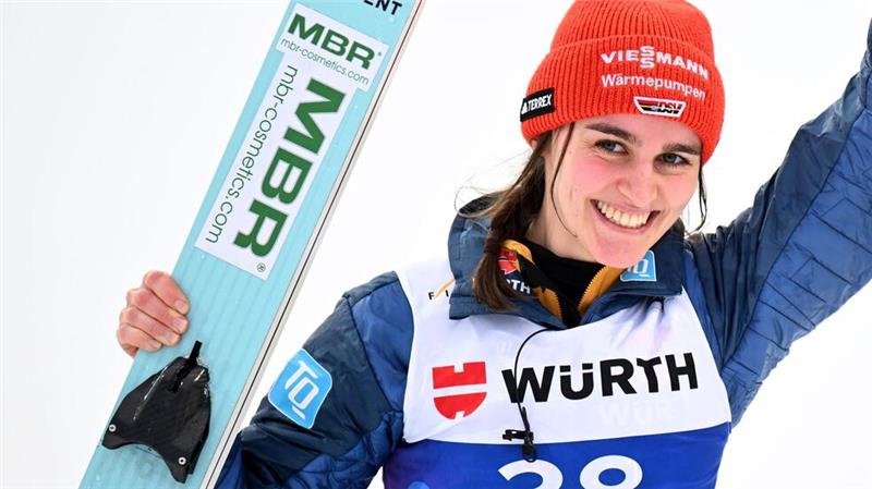 Silbergewinnerin Freitag freut sich nach ihrem WM-Coup.
