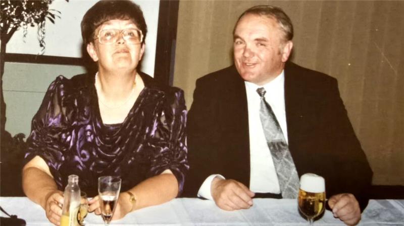 Silberhochzeit: Renate und Erich Heine feiern gern und füllen die Halle mit Gästen.