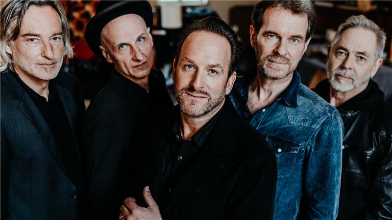 Diese Kultband spielt im August bei der Open-Air-Summernight Silent Radio sind (v.l.) Lars Plogschties , Jens Müller, Louis Bottmer, Rainer Tacke und Klaus Hartisch.