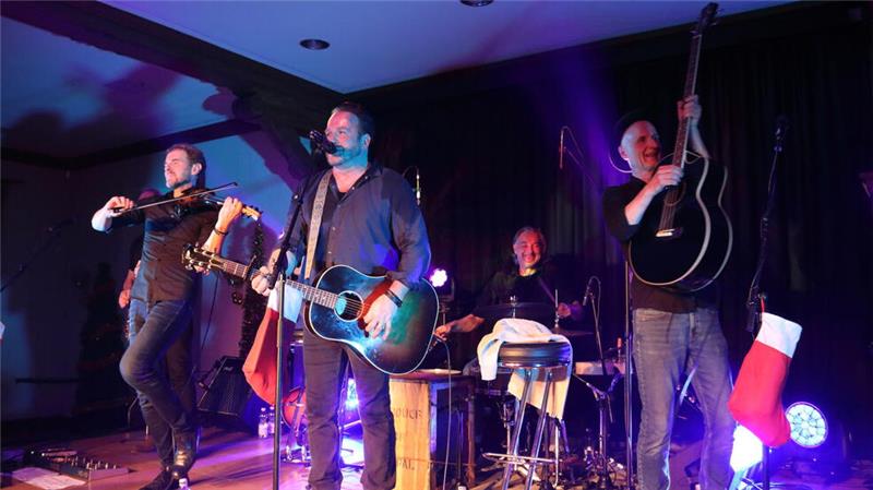 Volle Bude beim Kulturklub Harzburg mit Musik, Schnaps und Etagere „Silent Radio“ um den Frontmann Lars „Louie“ Bottmer sind Stammgäste auf der Kulturklubbühne. Und immer sind die Konzerte ausverkauft.