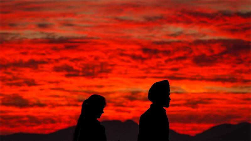 Silhouetten im Rauch: Waldbranddunst über Burnaby Mountain