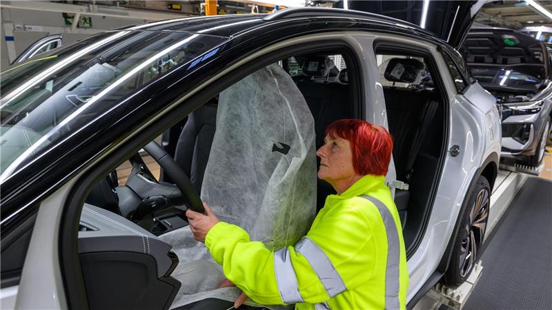 „Es muss hier weitergehen“ - 35 Jahre VW Sachsen Silke Novotny aus der Qualitätssicherung im Zwickauer Volkswagen-Werk kontrolliert den Innenraum eines ID.4 an der Produktionslinie.