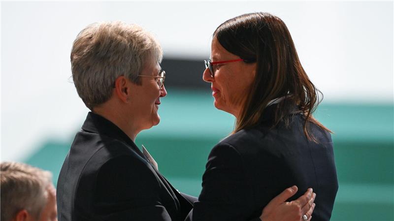 Gestalten statt verwalten: Neuendorf bleibt DFB-Boss Silke Sinning (r) gewann die Kampfabstimmung gegen Silke Raml (l).