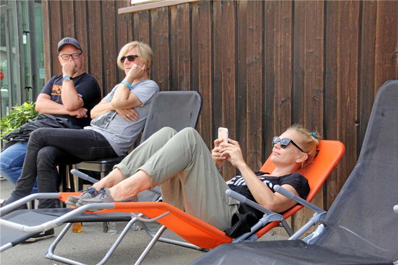 Silly-Sängerin Anna Loos ging den Tag am Rammelsberg geruhsam an und tankte fleißig Sonnenstrahlen.