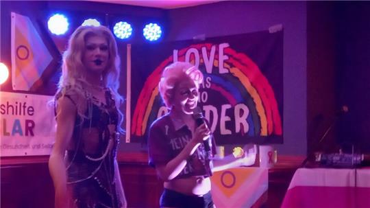 Silver D. Sin und Hoeratio Belvedere sorgen für Drag-Feeling beim Coming-out-Tag.