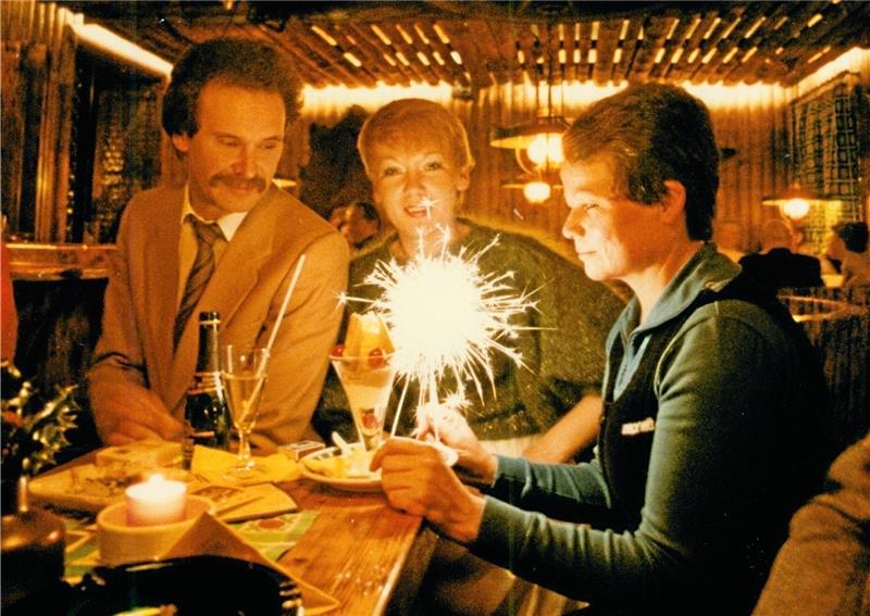 Ahrens-Archiv: Viele Lösungen für die Foto-Rätsel Silvester 1983 im Café Raeck mit Thomas und Marlies (Mitte) Fischer. Foto: Ahrens-Archiv/Privat