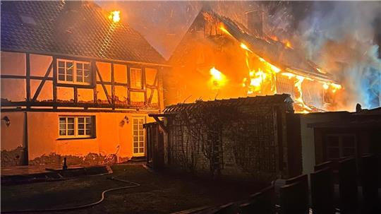 Ein Haus steht in Flammen.