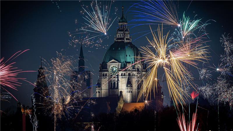 Silvesterraketen gehören zum Jahreswechsel dazu – in privaten Händen können sie aber gefährlich sein. (Archivbild)